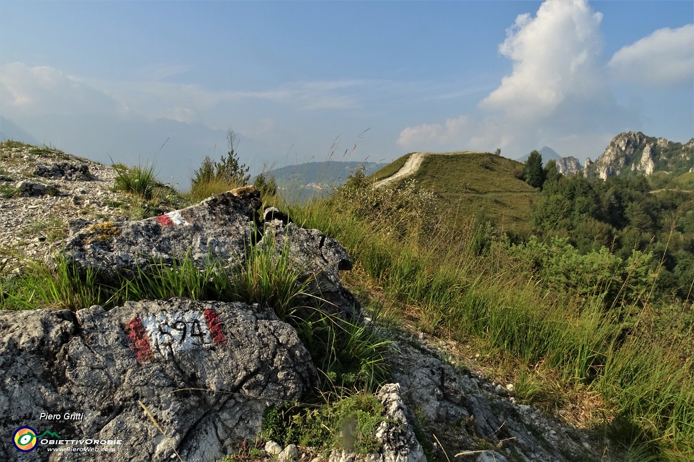 49 Il sent. 594 corre sulla 'linea taglia-fuoco' tra Bracca di Val Serina e S. Pellegrino di Val Brembana.JPG